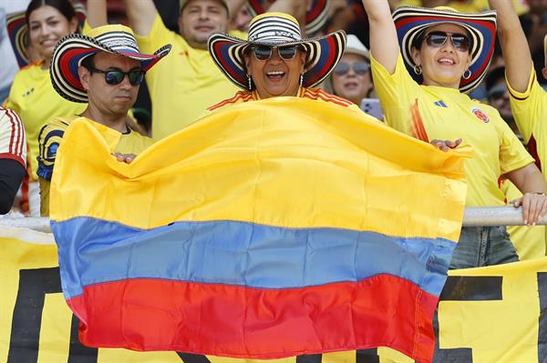 No se vio por TV: La colombiana que se encueró en las gradas, la tristeza de Argentina y la bajeza del Dibu Martínez