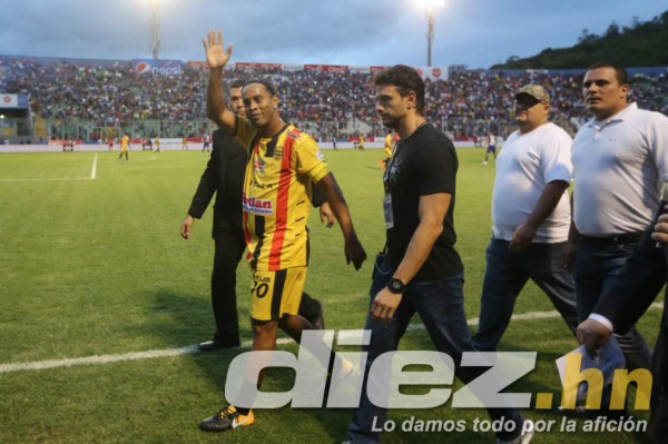 CURIOSAS: Los zapatos de Ronaldinho y su gesto con aficionado que ingresó al campo