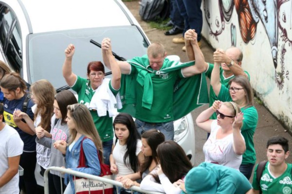 Llanto y dolor en familiares y aficionados del Chapecoense en Brasil