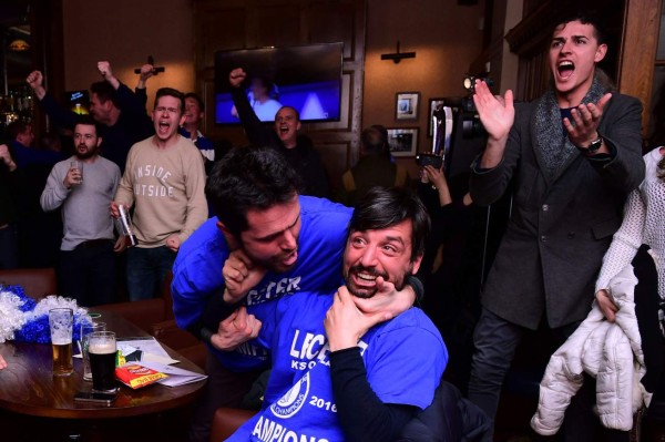 Así celebran los aficionados del Leicester City su primer título de la Premier League