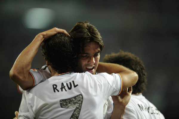 El Bernabéu rinde homenaje a una leyenda; Raúl González