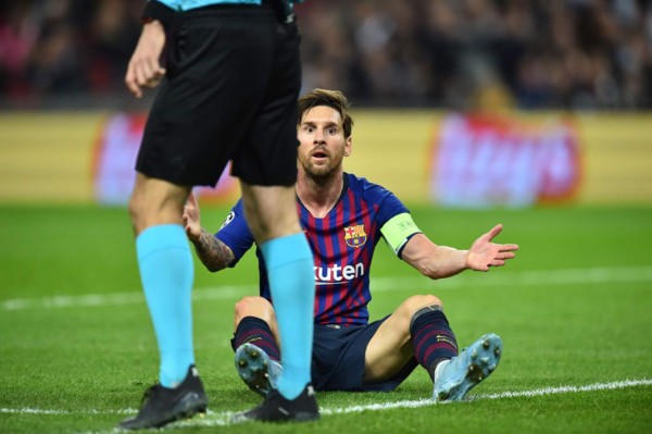 No se vio por tv: La pelea de Vidal y la típica de Messi en Wembley