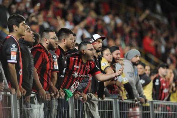 ¡Caos en el Morera Soto! Aficionados enardecidos se meten a la cancha a increpar a los jugadores del Alajuelense
