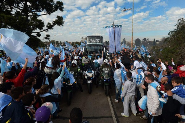 Argentina es recibida por miles de aficionados en Buenos Aires