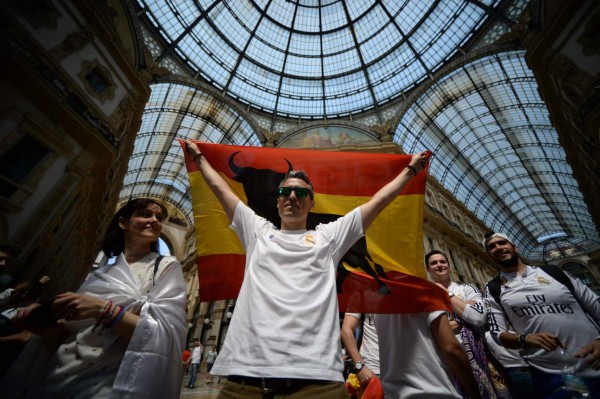 ¡Aficionados de Real Madrid y Atlético invaden Milan!