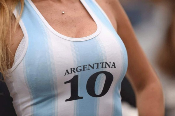 Argentinos y holandeses disfrutando de un gran ambiente en las gradas .