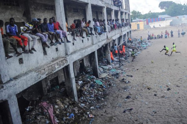 ¡IMPACTANTE! La triste realidad de como juegan fútbol los niños en Mogadishu, Somalia