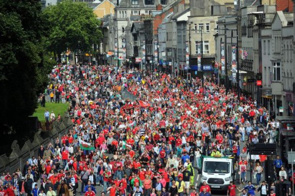 El impresionante recibimiento a Gales tras su gran Eurocopa