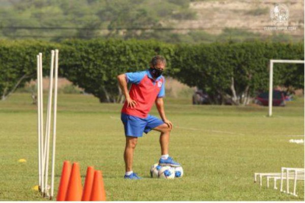 Con nuevo 'look' de Deiby Flores y estrictas medidas de bioseguridad: Las imágenes curiosas del inicio de pretemporada de Olimpia