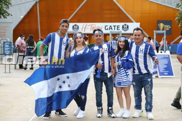 Hondureños ponen el ambiente en el BBVA Stadium de Houston: Bellezas y orgullosos de la H