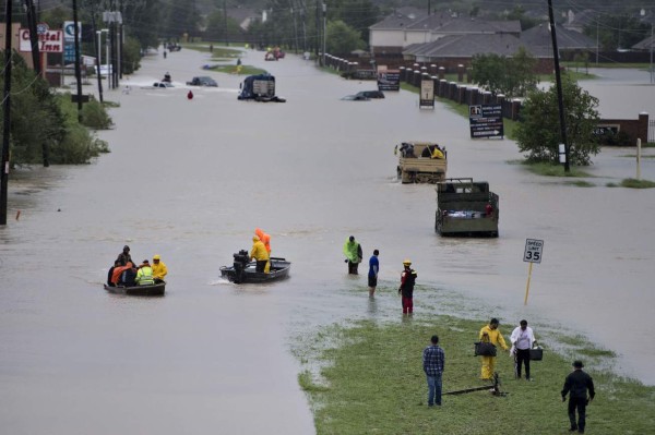 INFORME ESPECIAL: Continúan los desastres del huracán Harvey; Trump ya está en Texas