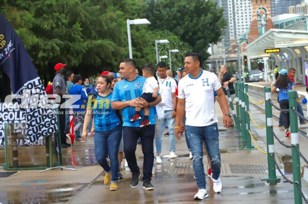 Hondureños ponen el ambiente en el BBVA Stadium de Houston: Bellezas y orgullosos de la H