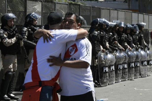 Fotos: La frustración de los hinchas en el Monumental tras la postergación de la final