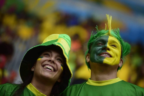 Ambiente en partido de Camerún y Brasil.
