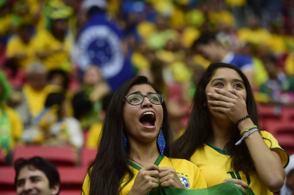 Ambiente en partido de Camerún y Brasil.