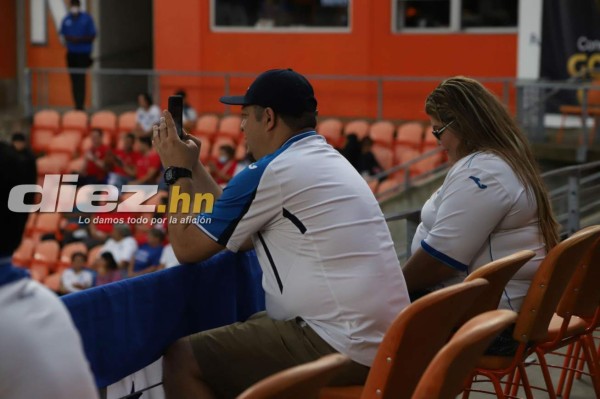 Hondureños ponen el ambiente en el BBVA Stadium de Houston: Bellezas y orgullosos de la H