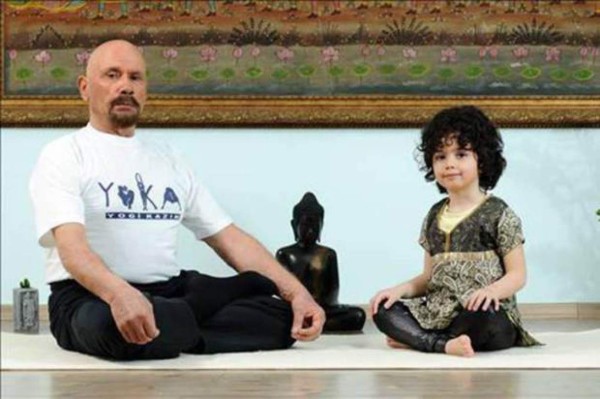 Impactantes fotos: Instructor de yoga tiene 95 años y aparenta la mitad