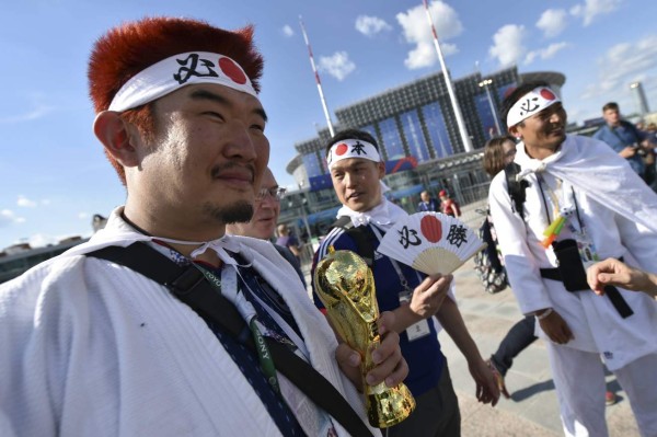 Dos culturas diferentes, una sola pasión: Hinchas de Senegal y Japón engalanaron el partido
