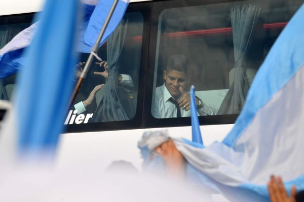 Argentina es recibida por miles de aficionados en Buenos Aires