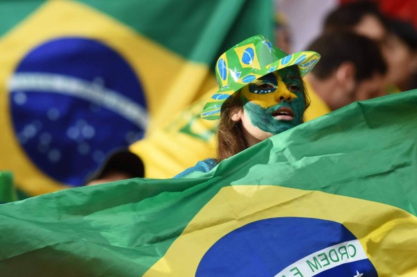 Ambiente en partido de Camerún y Brasil.