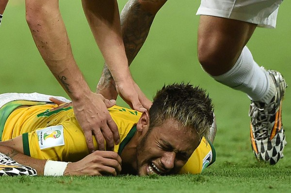 La trágica lesión de Neymar en imágenes.