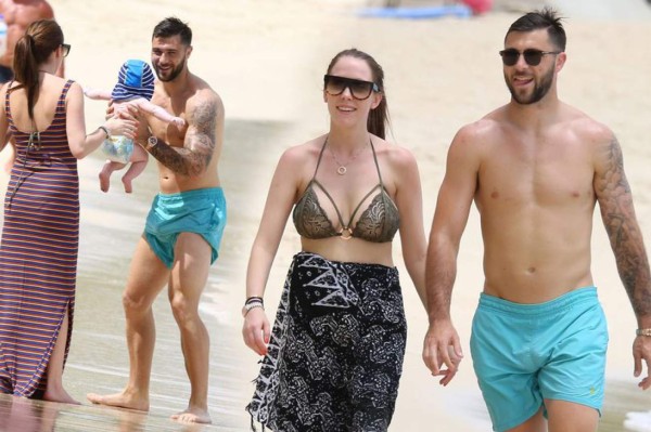 Los cracks del fútbol vacacionan y uno 'engaña' a su mujer en pleno vuelo