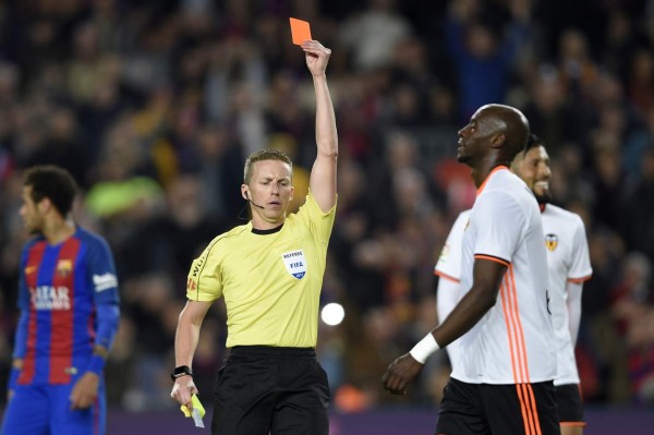 ¿Los árbitros le siguen ayudando al Barcelona?