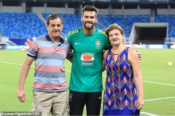 No puede viajar: El drama que vive Alisson Becker horas después de la muerte de su padre en Brasil