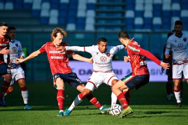Rigoberto Rivas juega todo el partido en victoria de la Reggina en Italia