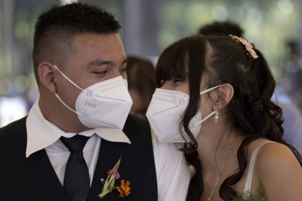 ¡Locura de amor en San Valentín! Un total de 44 parejas salvadoreñas celebran boda colectiva en el parque de los enamorados