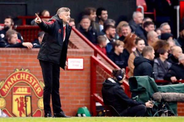 Insólito: ¡Aficionado del Manchester United demandaría al club porque le hicieron perder el cabello!