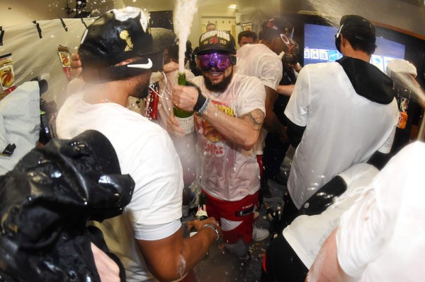 ¡Eufórica y descontrolada! Así fue la celebración de los aficionados de los Raptors en Toronto