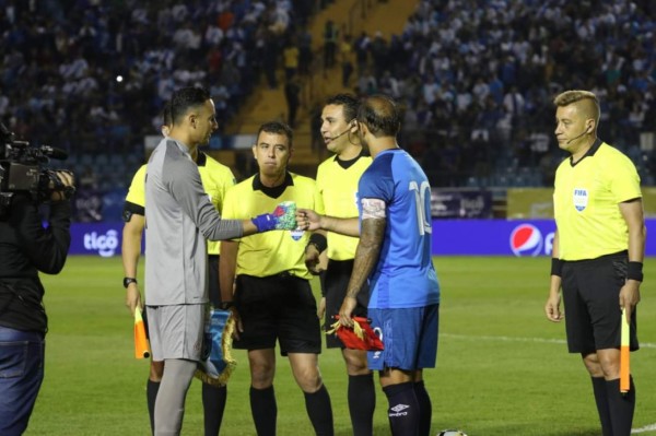 Keylor Navas y su detallazo con niño en Guatemala y con el capitán chapín