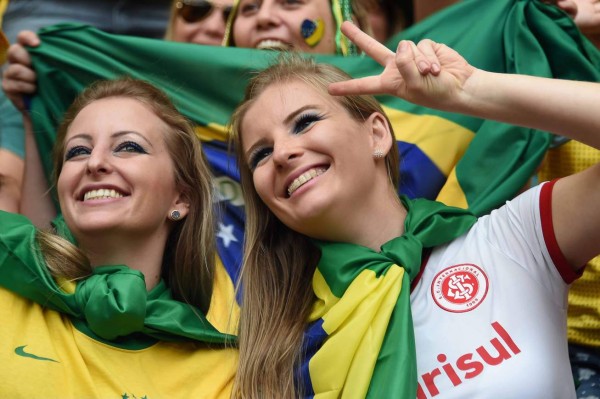 Ambiente en partido de Camerún y Brasil.