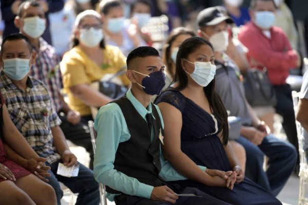 ¡Locura de amor en San Valentín! Un total de 44 parejas salvadoreñas celebran boda colectiva en el parque de los enamorados