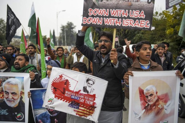 Qasem Soleimani: Iraníes salen para recibir el cuerpo de general asesinado por Trump y lanzan advertencia