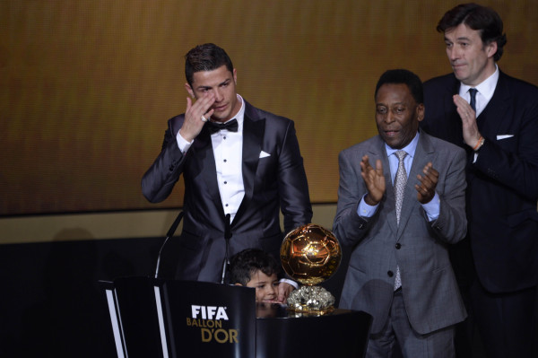 Cristiano entre lágrimas recibe el Balón de Oro 2013