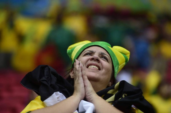Ambiente en partido de Camerún y Brasil.