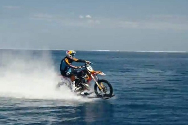 El australiano Robbie Maddison surfea colosales olas en motocicleta