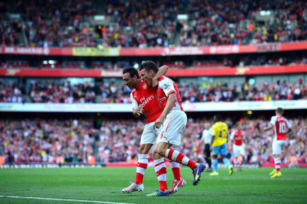 Ramsey le regala triunfo al Arsenal en el inicio de la Premier