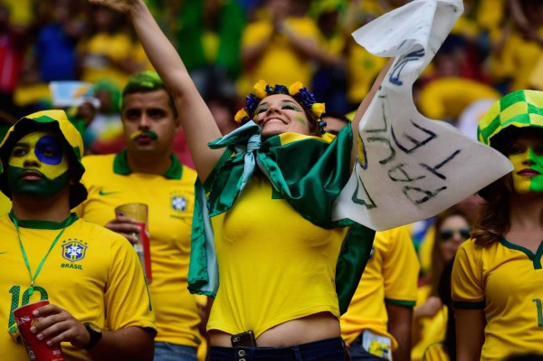 Ambiente en partido de Camerún y Brasil.