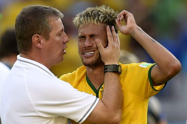 Doctor de Brasil: 'Neymar lloró mucho cuando le dije que se perdería el Mundial'