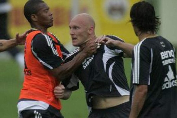 ¡INCREÍBLE! Los agarrones que se han dado los jugadores con sus propios compañeros