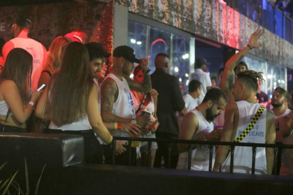 ¿Nueva novia? Neymar se olvidó de su lesión y disfrutó al máximo el Carnaval de Brasil