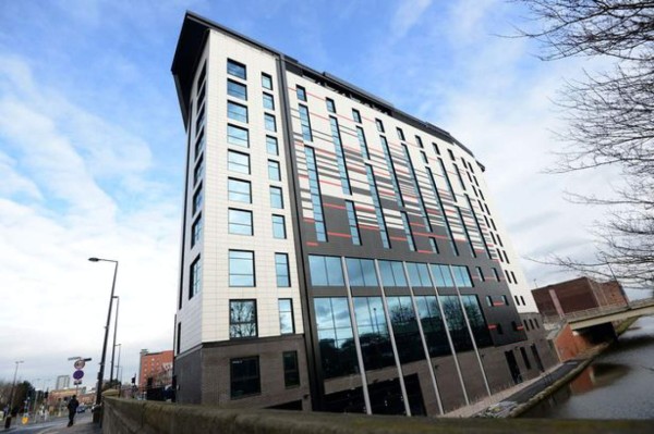 Así es el hotel que ofrecieron exfiguras del Manchester United para luchar contra el coronavirus