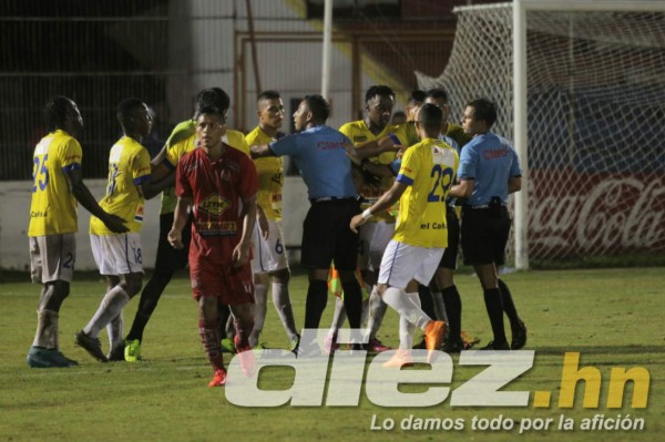 FOTOS: Jhon Bodden pierde el control y agrede al árbitro en Copa Presidente&nbsp;&nbsp;