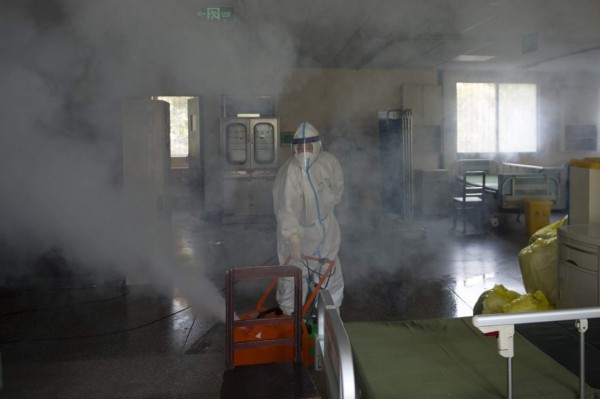 Así celebran médicos chinos en Wuhan tras el primer día sin casos de coronavirus