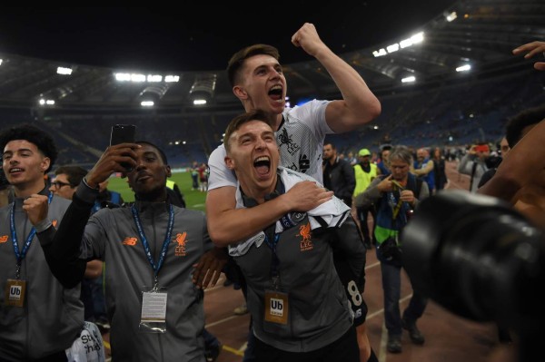 Lo que no se vio en TV: Eufórica celebración de Liverpool y Salah consuela a sus excompañeros