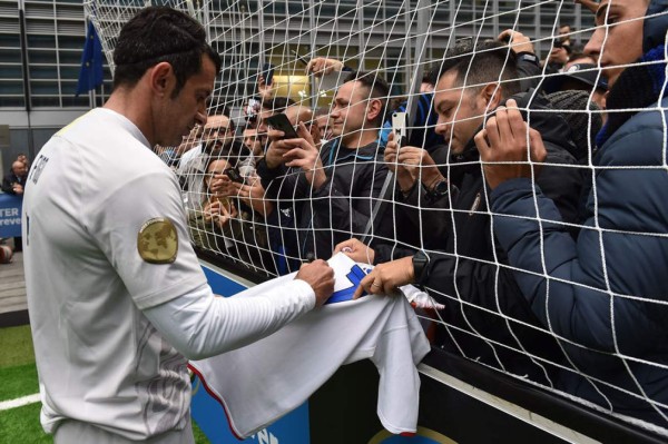 FOTOS: David Suazo se codea con exestrellas del Inter y Barcelona