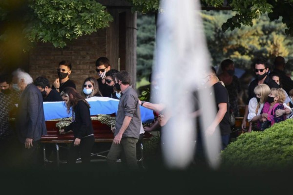 En medio del llanto y aplausos: Así fue el entierro de Diego Maradona en Argentina